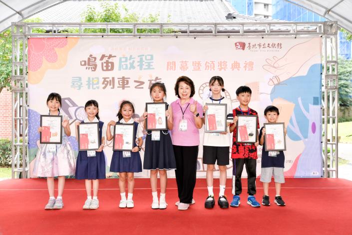 6.萬華區福星里李黃玉根里長頒發優選獎狀並與得獎小朋友合影