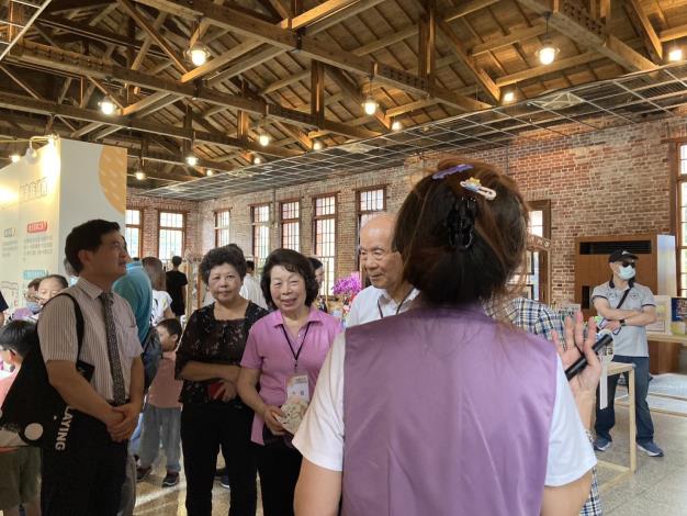 18.導覽老師為貴賓做展覽介紹