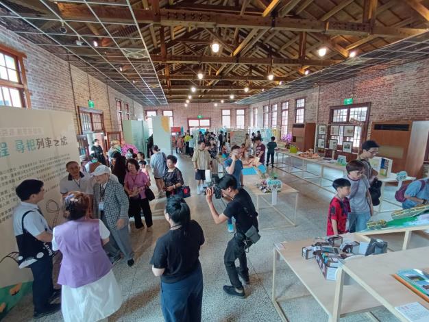 16.導覽老師為貴賓做展覽介紹一角