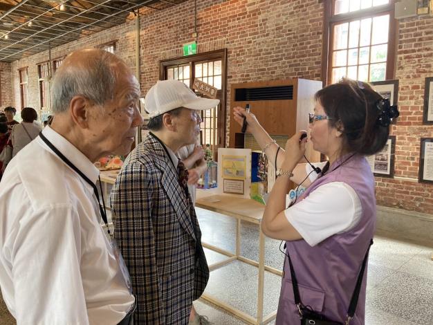 22.導覽老師為貴賓做展覽介紹