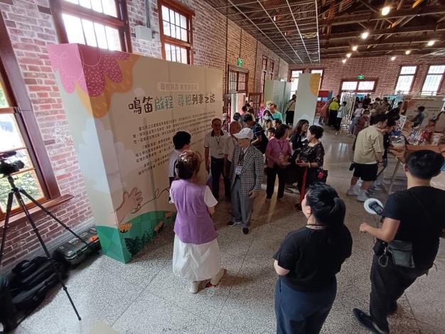 15.導覽老師為貴賓做展覽介紹一角