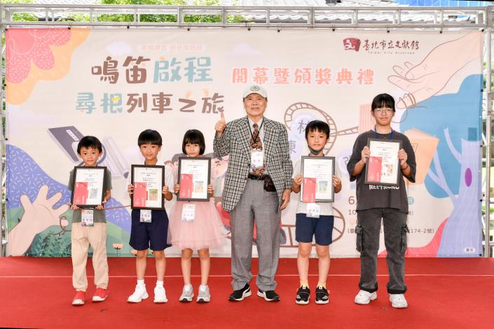 7.張方大慈善基金會張立德董事長頒發優選獎狀並與得獎小朋友合影