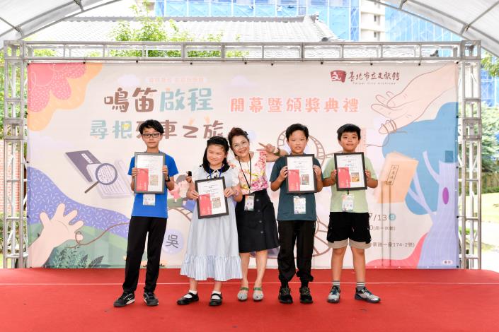 9.郭昭巖議員頒發特優獎狀並與得獎小朋友合影