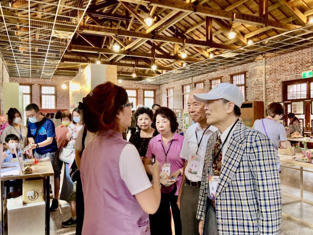 20.導覽老師為貴賓做展覽介紹