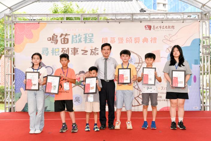 10.本館鄧文宗館長頒發特優獎狀並與得獎小朋友合影