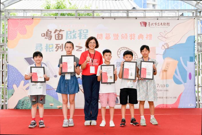 5.東園國小陳毓卿校長頒發佳作獎狀並與得獎小朋友合影