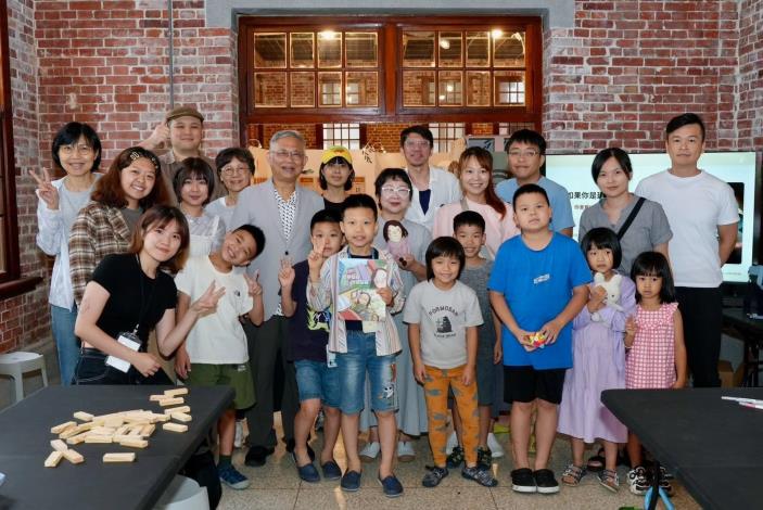 4.打造一個家：繪本中建築職業與家族照片
