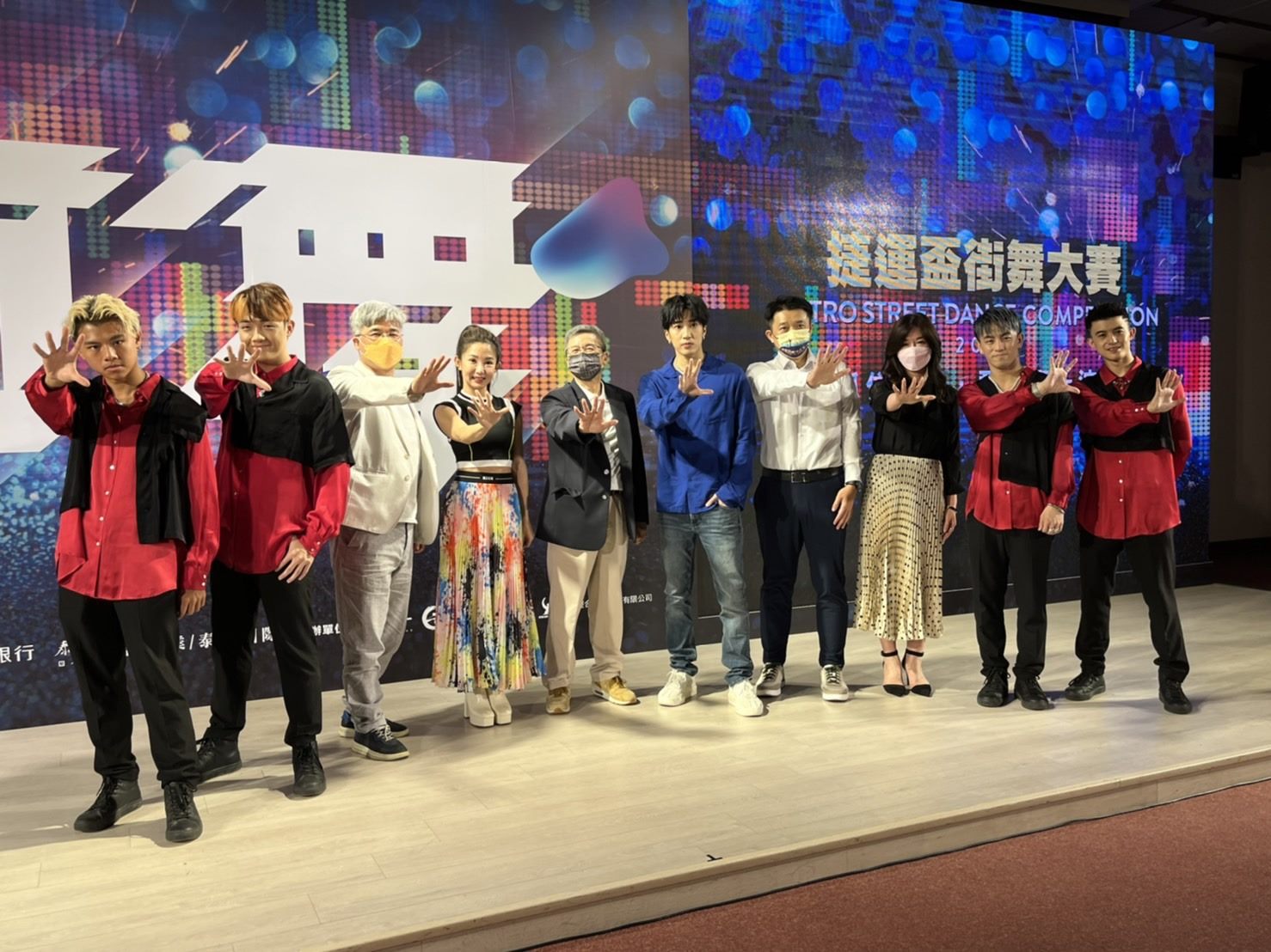 Spokespeople B.T.O.D, Shu-Yao Kuo, and Shou Lou encourage dancers to bravely chase their dreams