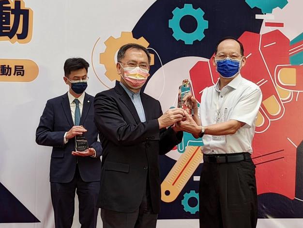 北捷榮獲「大心老闆獎」，由蔡春夏正工程師，代表公司領獎。