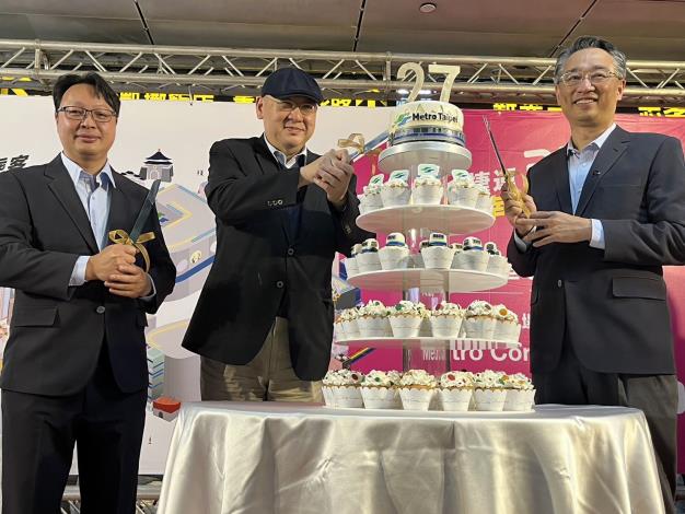 臺北捷運公司董事長趙紹廉(中)、總經理黃清信(右)及工會理事長簡宗宏(左)，共同切下捷運造型蛋糕。