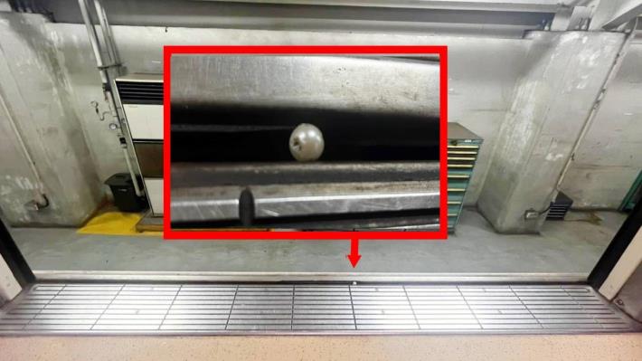 車門縫隙中的小珠子