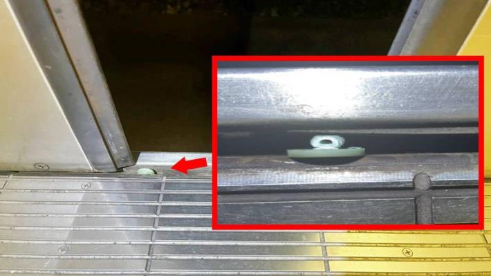 車門縫隙中的塑膠片