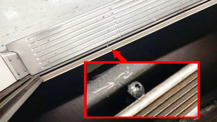 車門縫隙中的圓頭螺絲