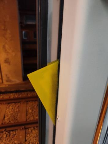 近期車門縫隙中夾的異物-珍珠板