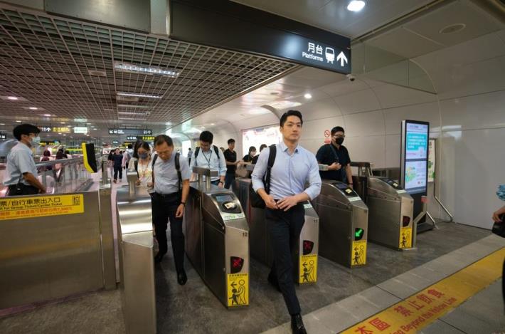臺北市長蔣萬安搭捷運響應國際無車日(5)