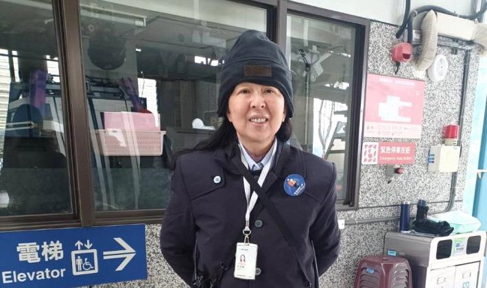 3月8日貓纜服務人員佩戴「台北新界線 要尊重 敢拒絕」形象識別徽章為遊客服務2