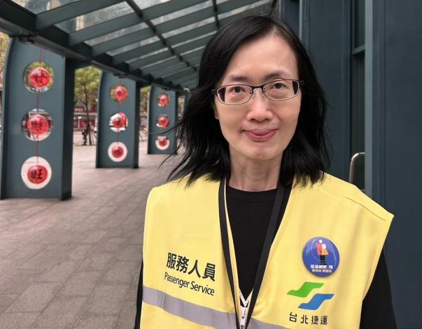 3月8日臺北小巨蛋服務人員佩戴「台北新界線 要尊重 敢拒絕」形象識別徽章為遊客服務2