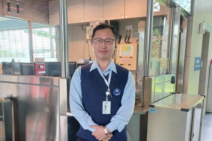 3月8日貓纜服務人員佩戴「台北新界線 要尊重 敢拒絕」形象識別徽章為遊客服務3