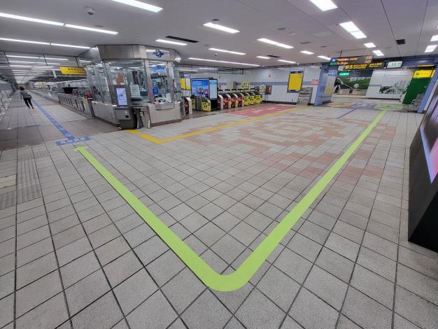 國館站增設3色導引分流動線地貼4