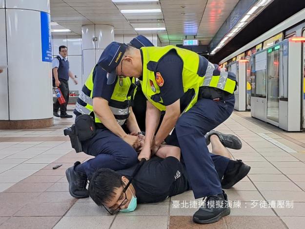 7、臺北捷運模擬演練：歹徒遭壓制