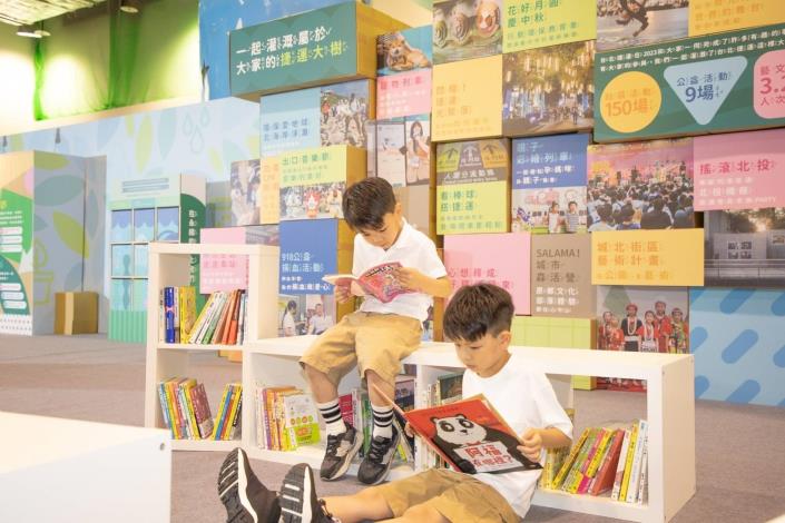 學童於永續展中閱讀書籍