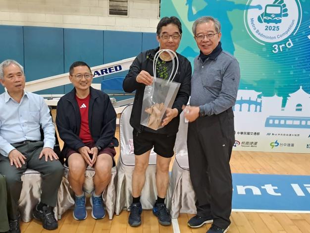 新北捷運公司董事長林祐賢(右)贈送樹苗給臺北市捷運局局長鄭德發(左)