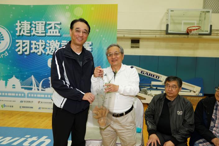 臺北捷運公司總經理黃清信(左)贈送樹苗給高雄捷運公司董事長楊岳崑(右).JPG