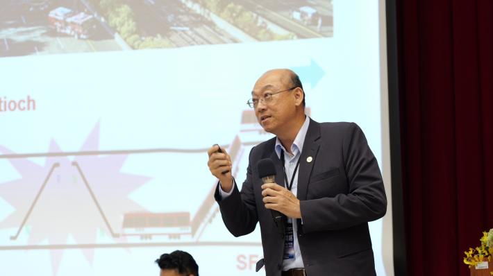 5 臺北捷運公司副總經理洪育銘於交流論壇分享