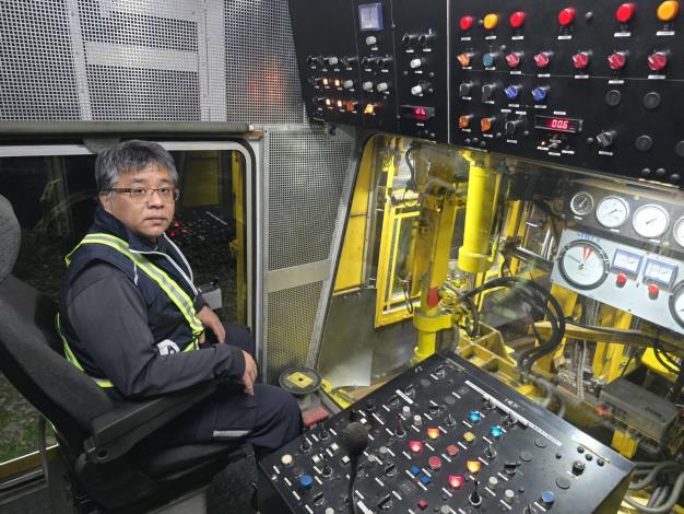 2、吳銘峰駕駛砸道車1