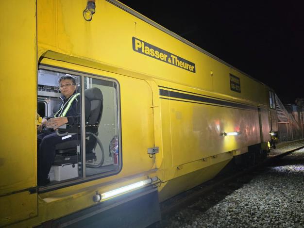 3、吳銘峰駕駛砸道車2