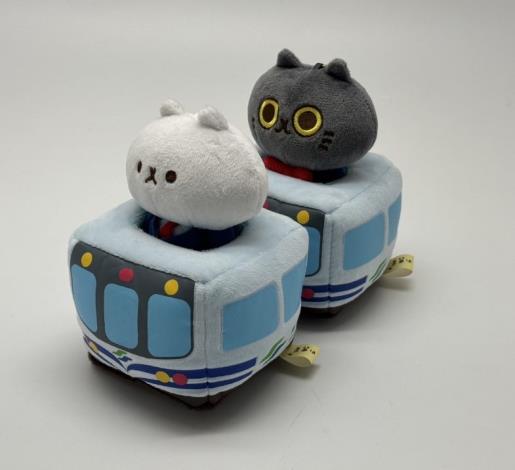 「吾輩」與「探戈」坐在捷運列車上帥氣出巡