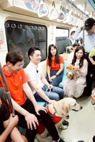 導盲犬與市長蔣萬安搭車1