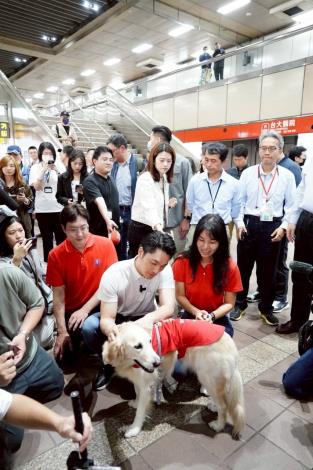 導盲犬帶領市長蔣萬安進入車站2