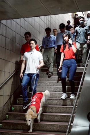 導盲犬帶領市長蔣萬安進入車站