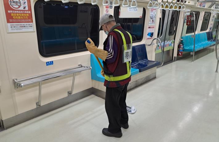 以稀釋漂白水加強車廂地板消毒
