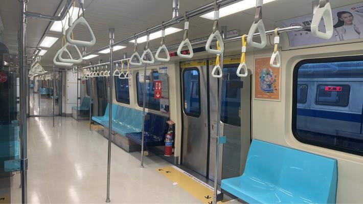 臺北捷運公司調降部分車廂手拉環高度3