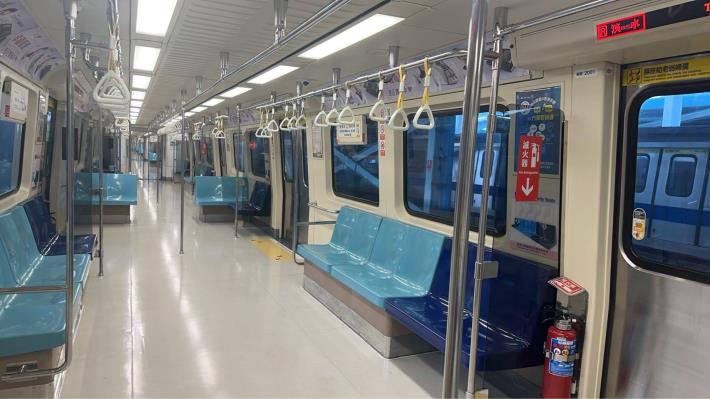 臺北捷運公司調降部分車廂手拉環高度5