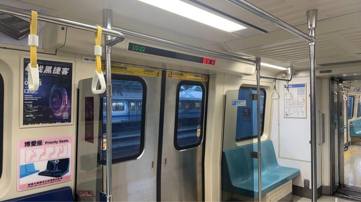 臺北捷運調降部分車廂手拉環高度2