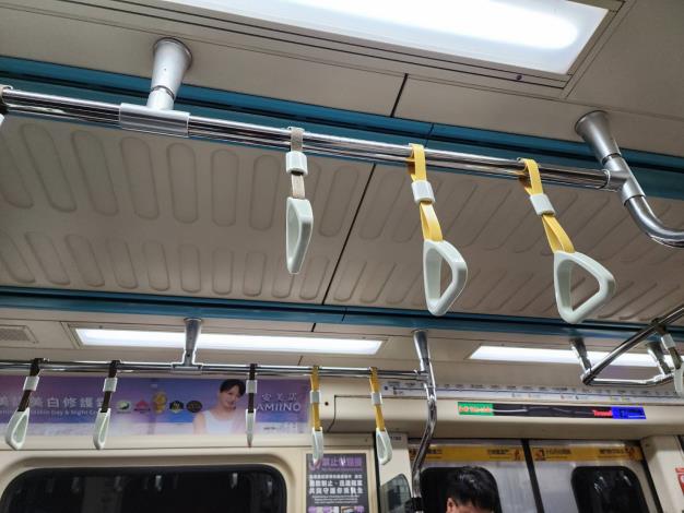 臺北捷運調降部分車廂手拉環高度4