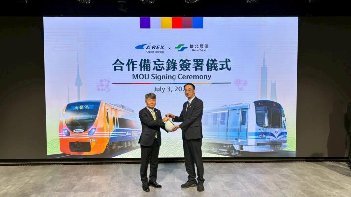 北捷及韓國機場鐵路公司簽署合作備忘錄，(左)韓國機場鐵路公司副總裁林根植、(右)臺北捷運公司總經理黃清信。