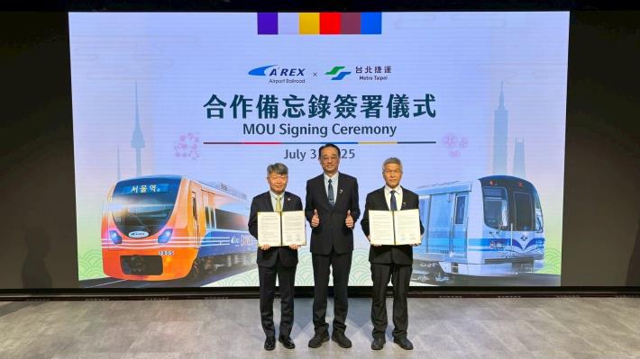 北捷及韓國機場鐵路公司簽署合作備忘錄，(左)韓國機場鐵路公司副總裁林根植、(中)臺北捷運公司總經理黃清信、(右)臺北捷運公司副總經理詹文滔。