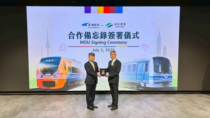 北捷及韓國機場鐵路公司簽署合作備忘錄，(左)韓國機場鐵路公司副總裁林根植、(右)臺北捷運公司副總經理詹文滔。
