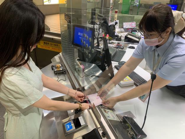 向車站人員索取免費生理用品