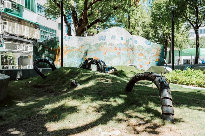 1 心中山線形公園南段展出 藝術家石梓廷作品(台北當代藝術館提供)