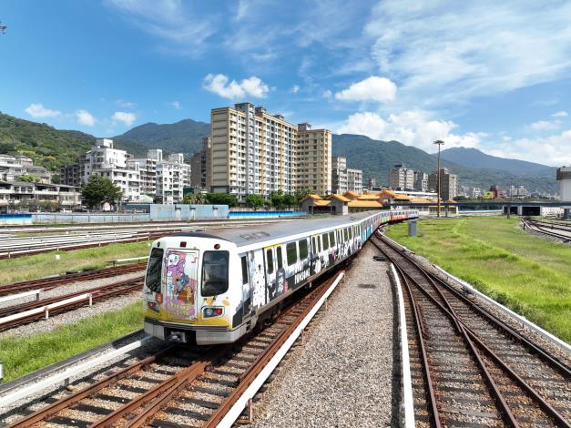 迪士尼貓狗主題彩繪列車外觀.JPG