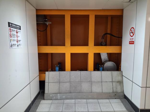 東門站防洪設備(地下道水密門)