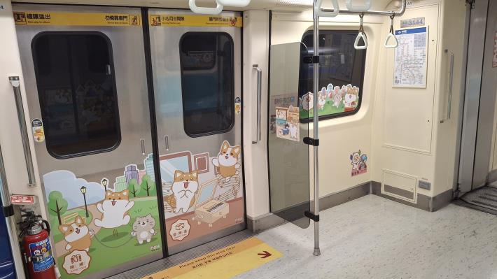 空間優化列車,增設嬰兒車停放空間,以粉紅色貼紙輔助旅客識別1