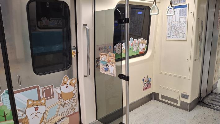 空間優化列車,增設嬰兒車停放空間,以粉紅色貼紙輔助旅客識別2