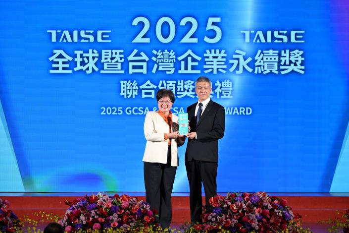 北捷榮獲「2025台灣企業永續獎」三大殊榮,由臺北捷運公司副總經理詹文滔(圖右)代表受獎。