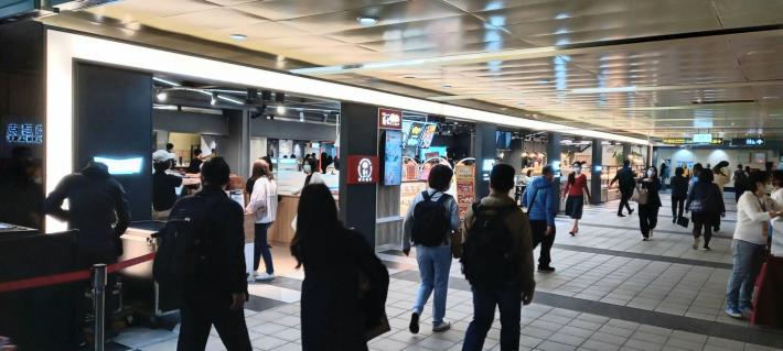 活動期間在Metro Corner指定店家消費，享滿額贈活動。
